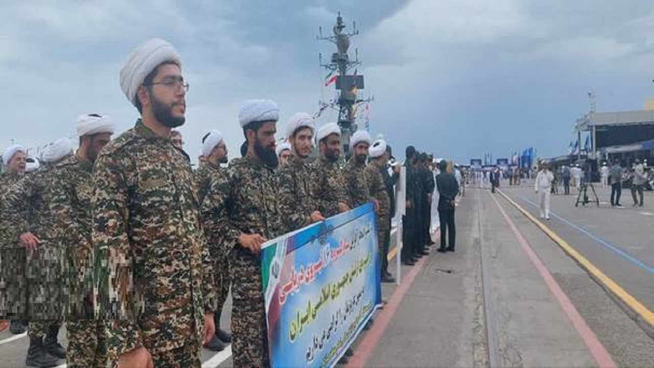 حضور طلاب بسیجی در آیین استقبال از دریادلان ناوگروه ۸۶ ارتش
