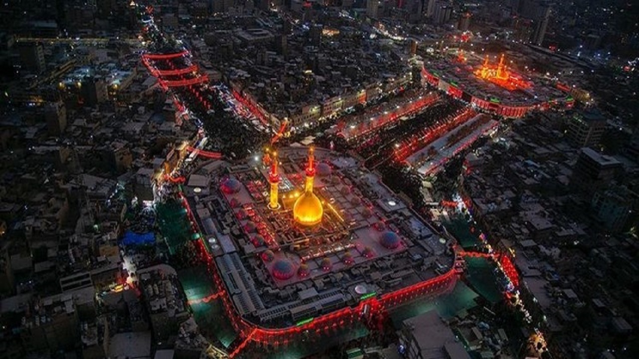 سند افتخار در دستان اهداکنندگان زمین در کربلای معلی