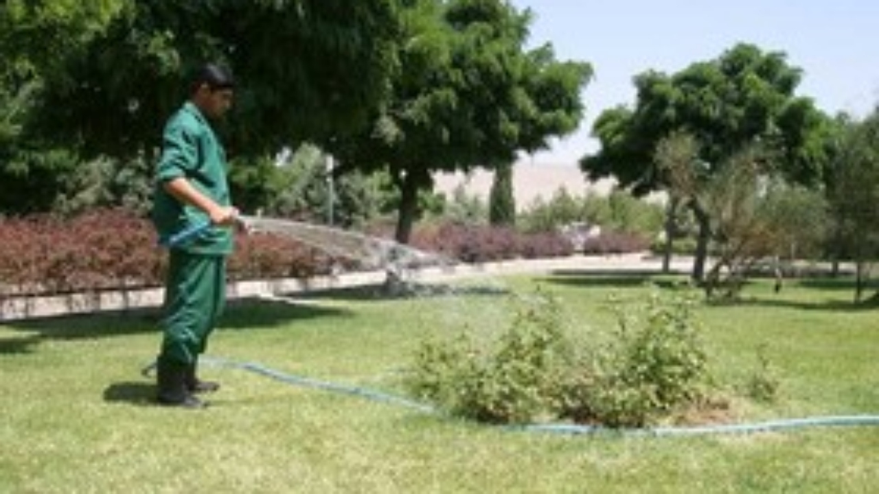 آبیاری فضای سبز خرمشهر سامان می یابد