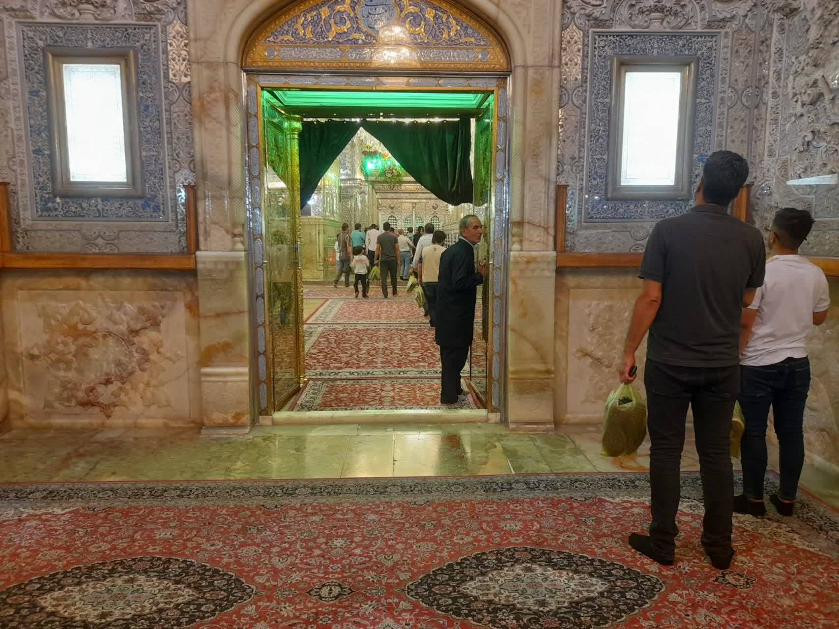 زائران در حرم شاهچراغ(ع)