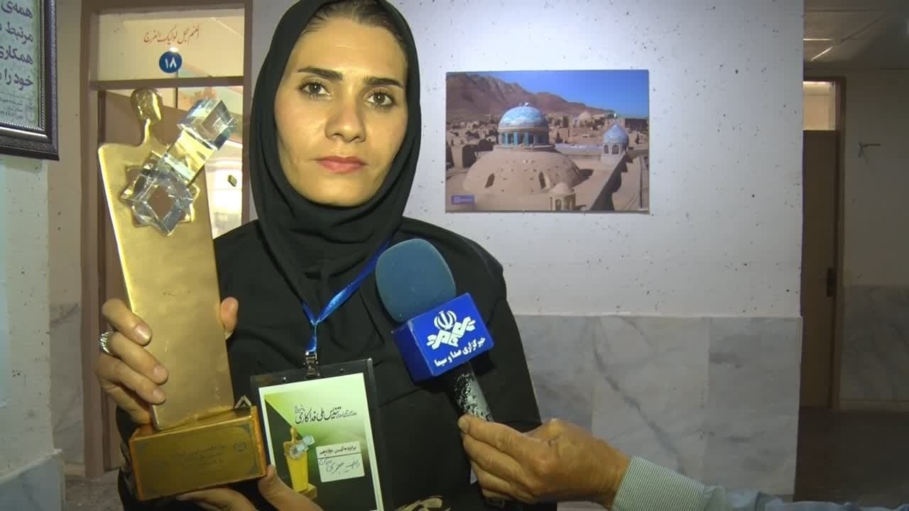 تندیس ملی فداکاری در دست دانشجوی میبدی