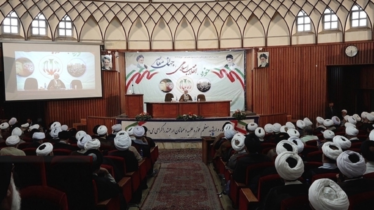 حوزه‌های علمیه برای نقش آفرینی در گام دوم انقلاب آماده باشند