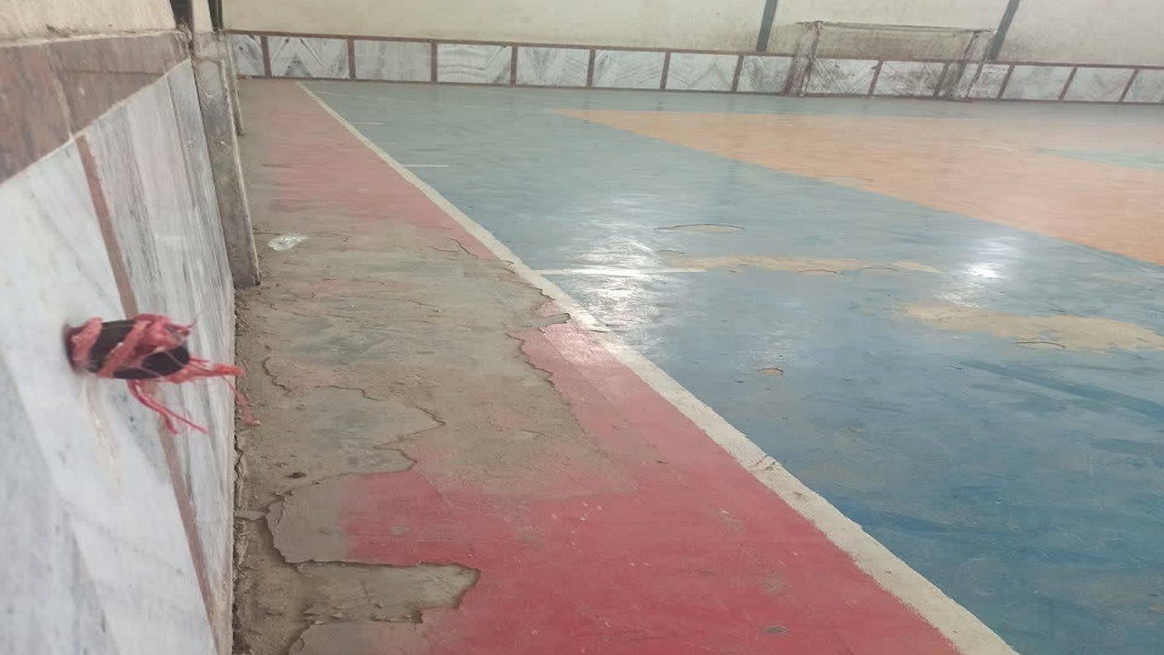 جوانان روستای پشمک پناده در انتظار ترمیم سالن ورزشی + فیلم و تصاویر
