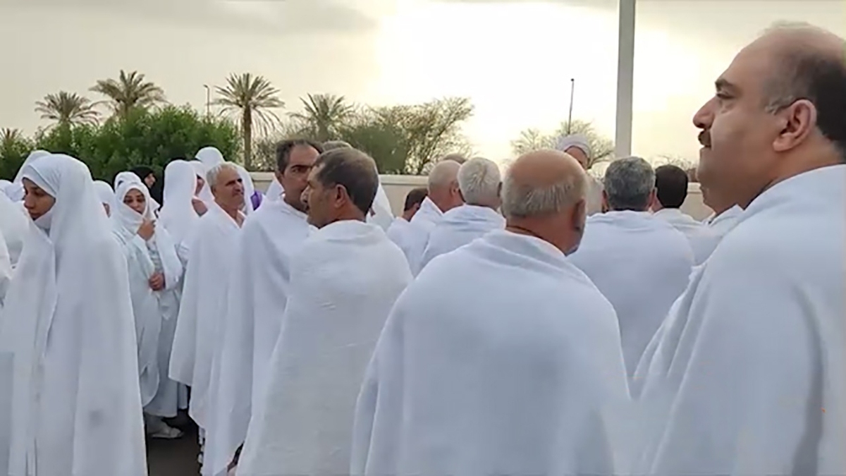 استقبال عربستان با گل و شیرینی از زائران ایرانی + فیلم