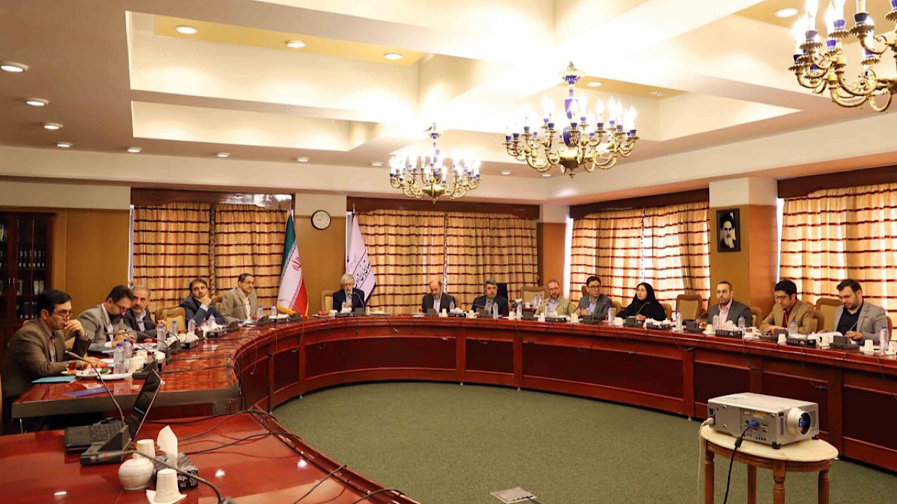 فرهنگستان زبان و ادب فارسی باید متولّی اصلی سیاست‌گذاری زبانی باشد