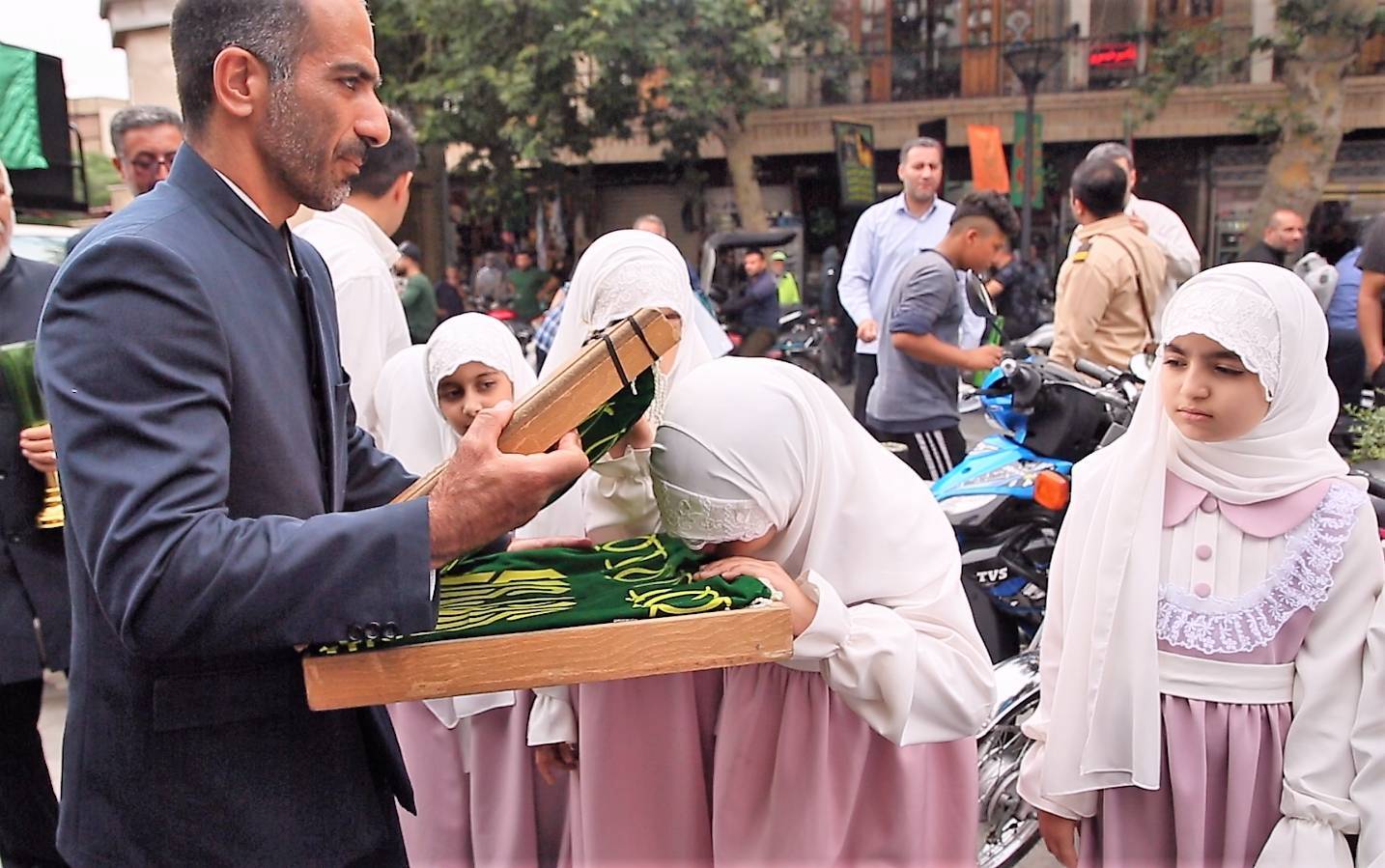 ادای احترام کودکان به پرچم امام رضا(ع)
