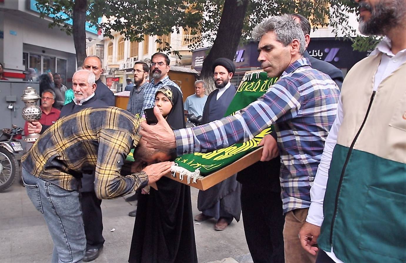 ادای احترام تهرانی ها به پرچم امام رضا(ع)