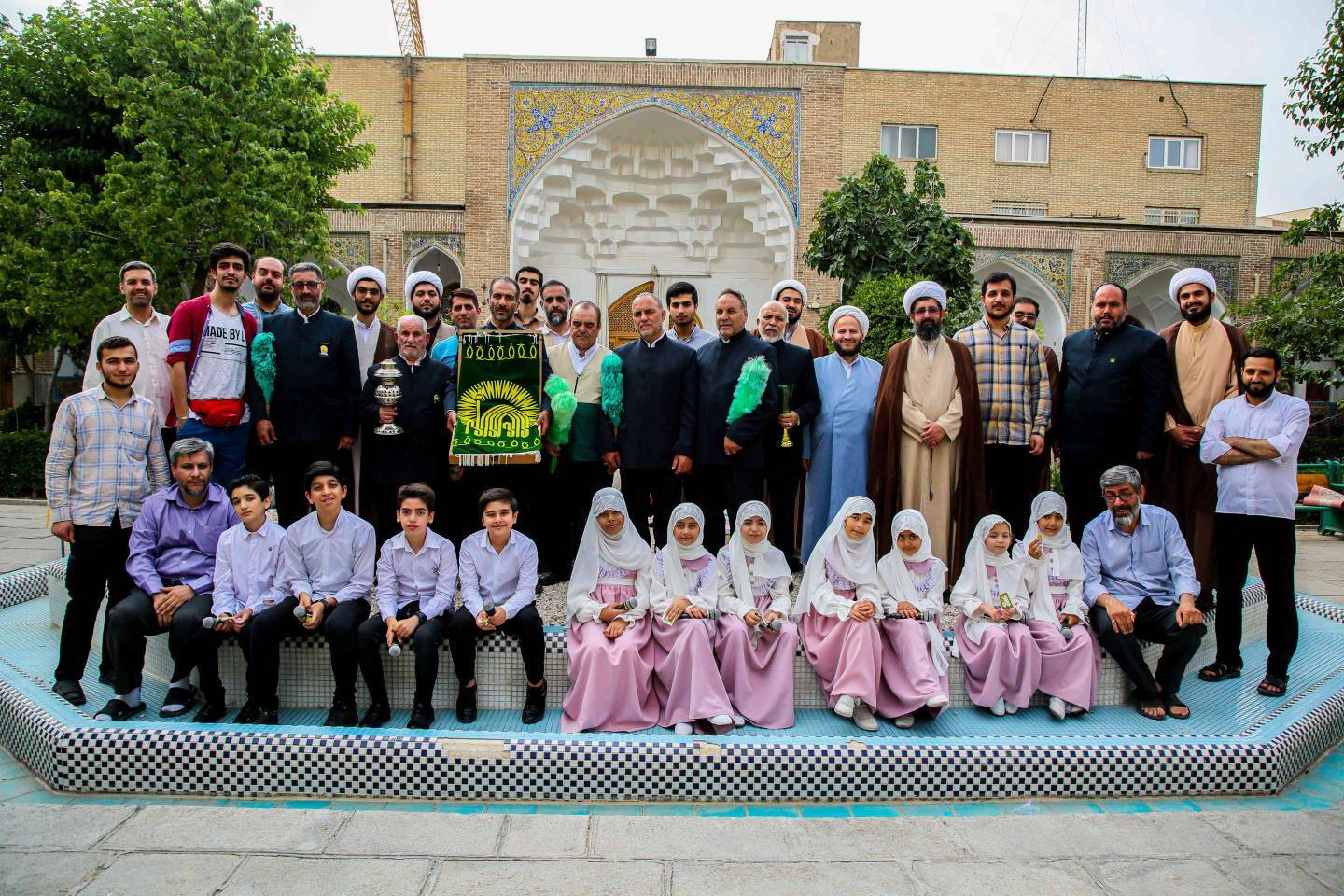 عکس یادگاری خادمان امام رضا(ع) در حوزه علمیه مروی