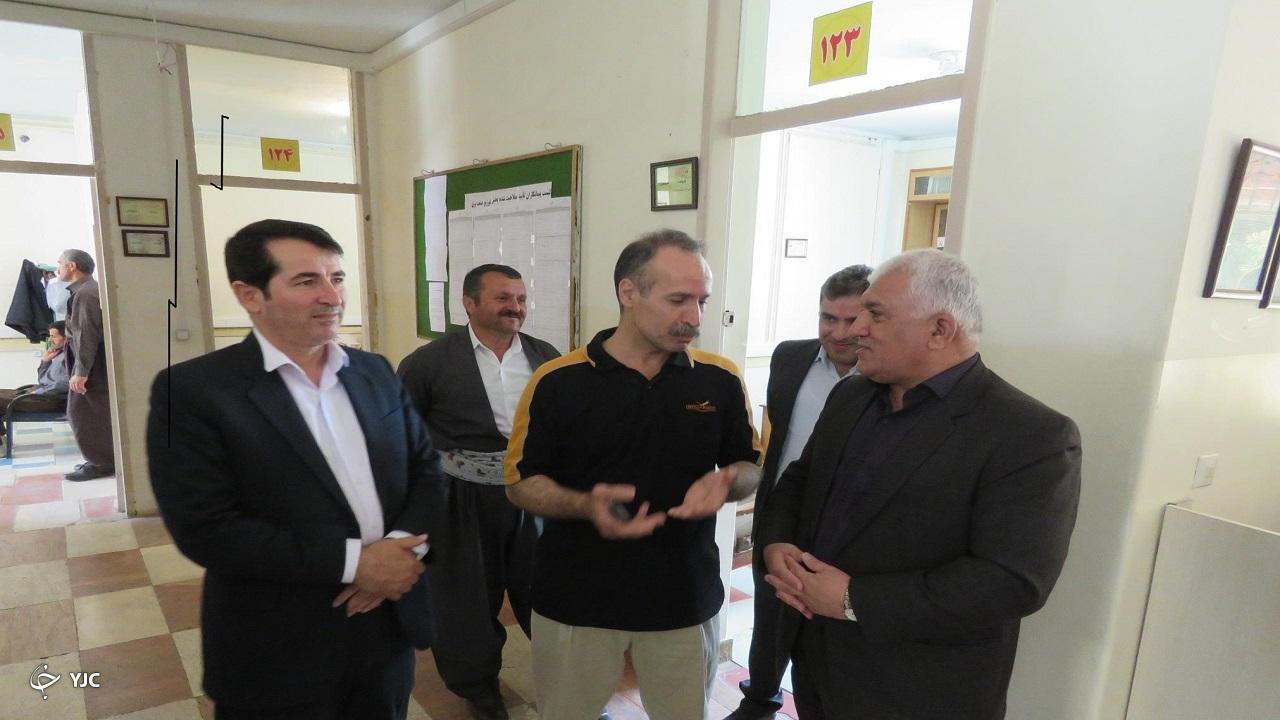 بازدید سرزده فرماندار مهاباد از ادارات شهرستان