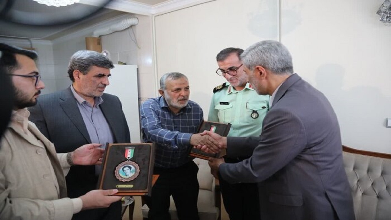 استاندار همدان با خانواده شهدا دیدار و گفتگو کرد