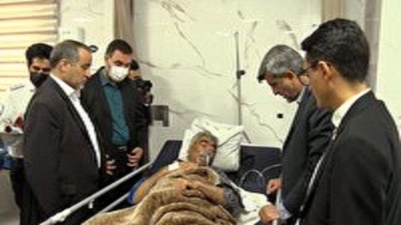 عیادت استاندار سمنان از مصدومان حادثه واژگونی اتوبوس قوچان
