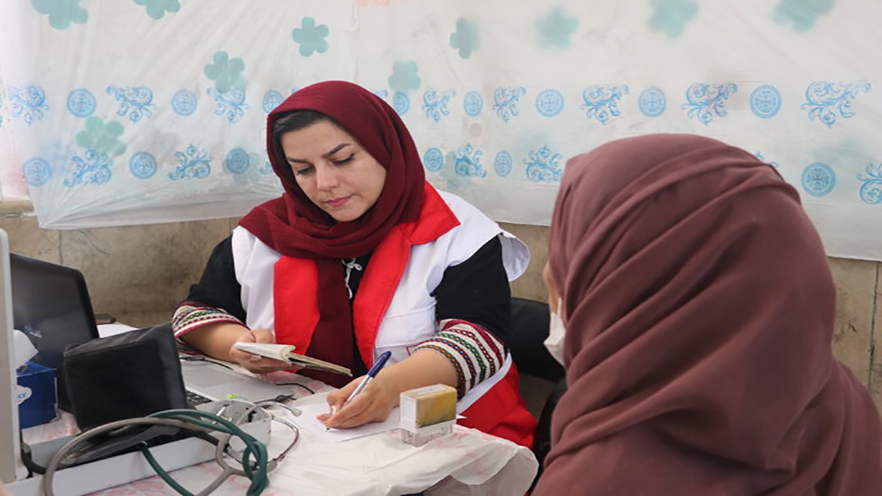 معاینه رایگان بیماران نیازمند قشم توسط پزشکان داوطلب هلال احمر