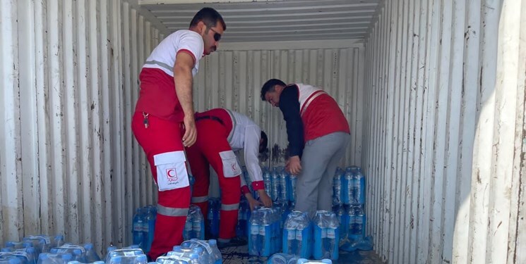 تامین آب مصرفی سیل زدگان توسط هلال احمر اردبیل/ توزیع ۱۸۰ هزار بطری آب معدنی