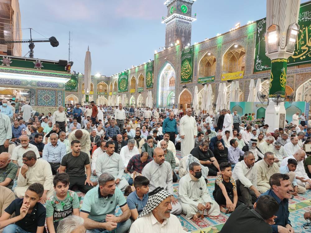 نماز جماعت در حرم امام علی