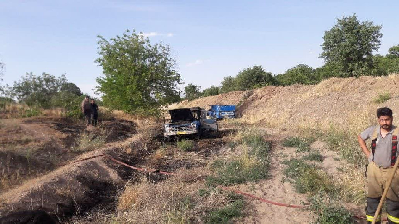 مهار حریق خودروی نیسان وانت در چوبیندر قزوین