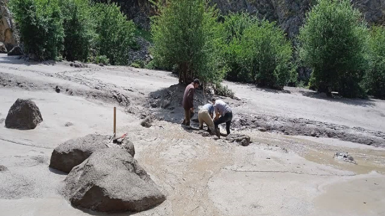 تخریب خط انتقال آب شرب روستای ورپام بر اثر سیلاب اخیر + فیلم و تصاویر