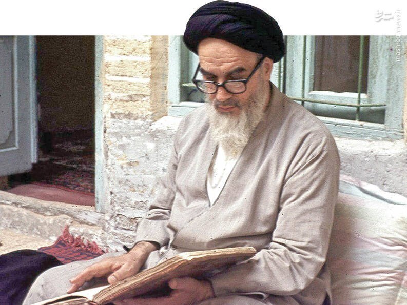 امام خمینی در حال مطالعه امام خمینی در حال مطالعه