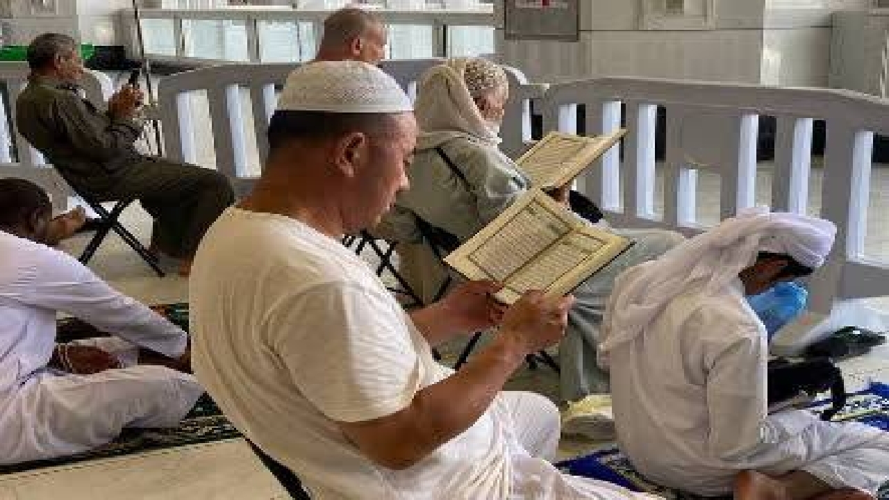 مناجات زائران خارجی در کنار کعبه + عکس