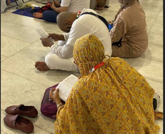 مناجات زائران خارجی در کنار کعبه + عکس