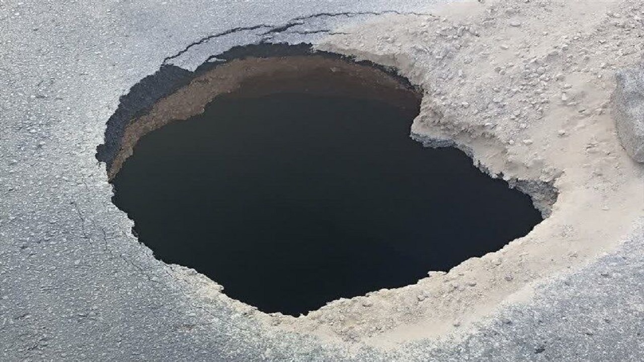 فرونشست زمین در اتوبان شهید آقابابایی اصفهان