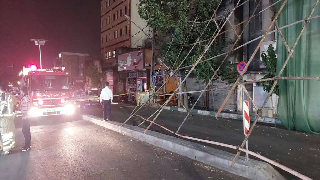 سقوط داربست ساختمانی ۶ طبقه در خیابان نظام‌آباد براثر وزش باد شدید