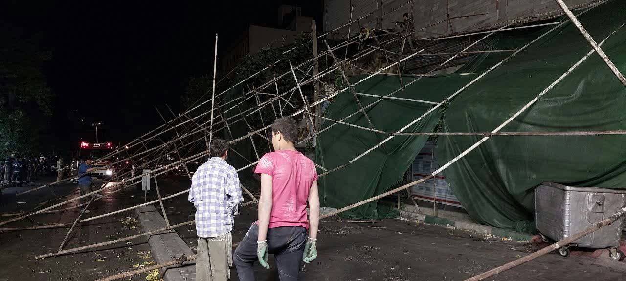 باد شدید سقوط داربست ساختمانی ۶ طبقه در خیابان نظامآباد براثر وزش باد شدید