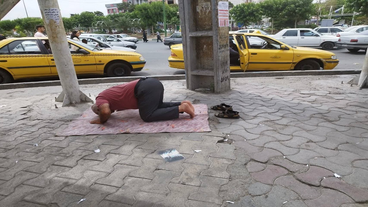 اقامه نماز راننده تاکسی در معابر شهر گلستان به روایت تصاویر