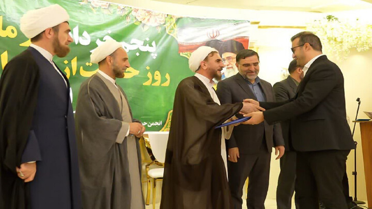 خانواده زندانیان ساعی در امور فرهنگی واشتغال استان قم تجلیل شدند
