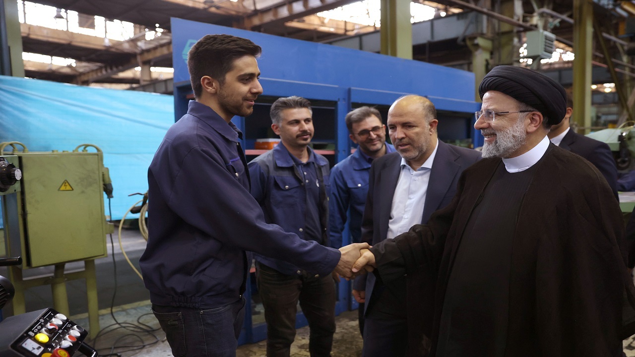 روحیه کارگران کاملا متفاوت و امیدوار به آینده بود