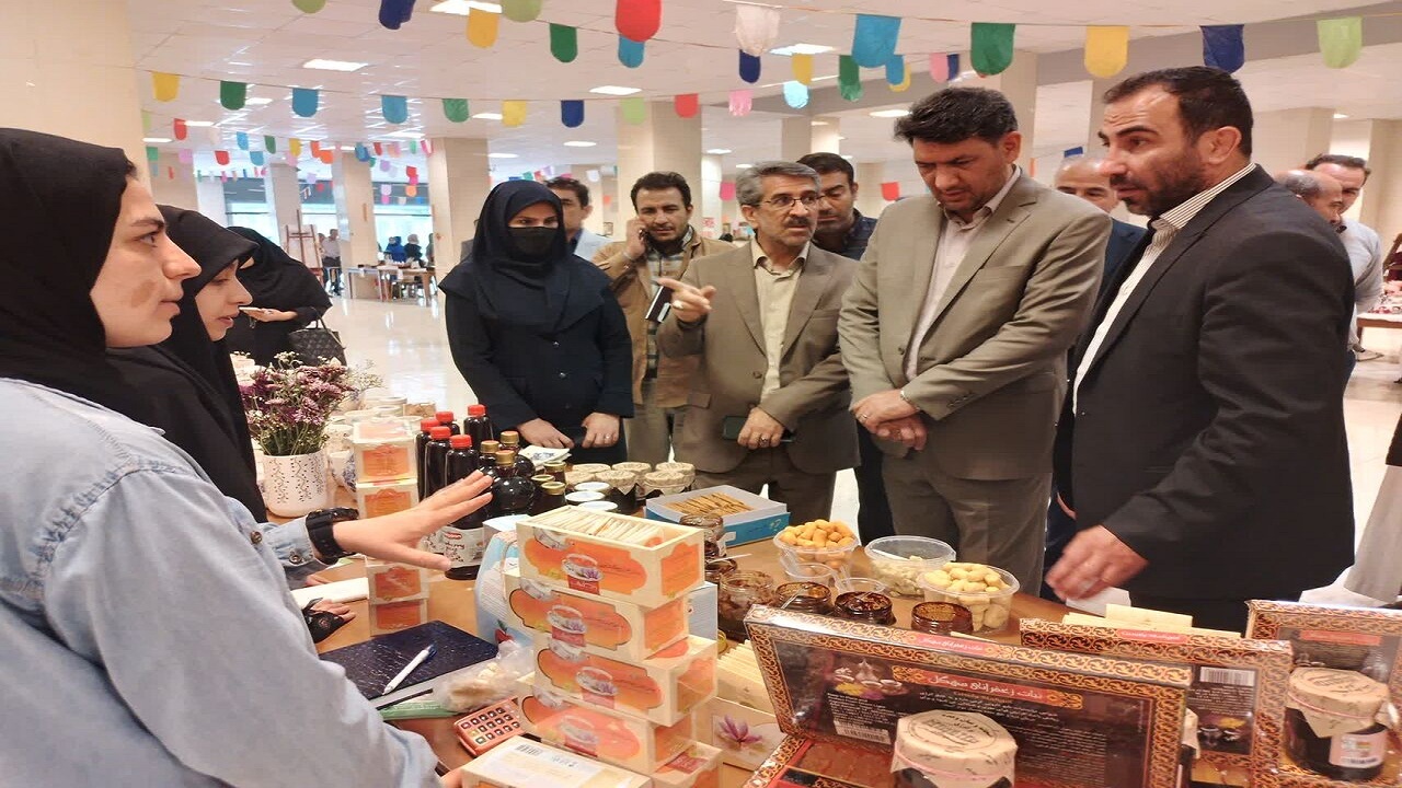گشایش  نمایشگاه تولیدات صنایع دستی در ملایر