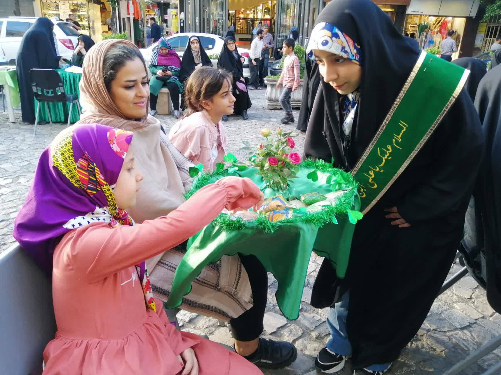 توزیع شکلات به مناسبت روز دختر
