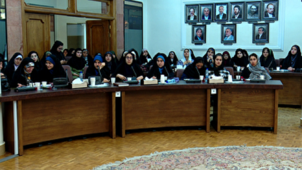 دیدار جمعی از دختران دانش آموز و دانشجو با استاندار آذربایجان شرقی