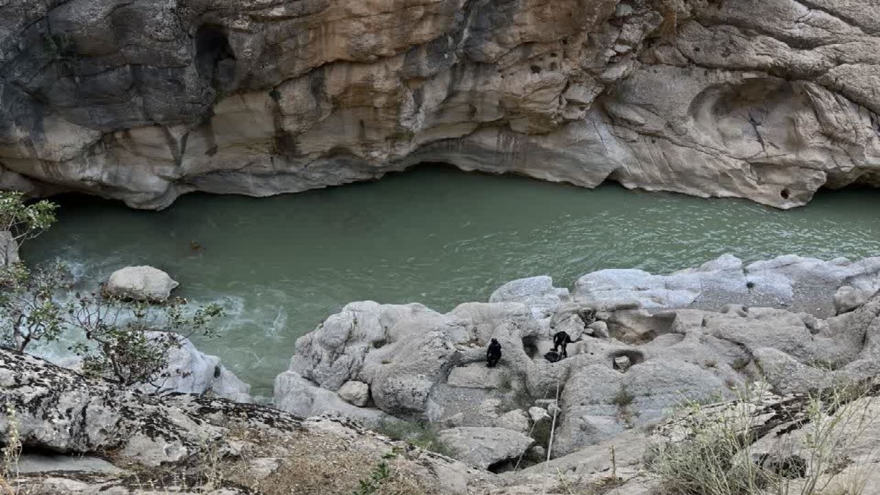 عملیات جستجو و نجات ۲ طبیعت‌گرد غرق شده در رودخانه کره بس ادامه دارد