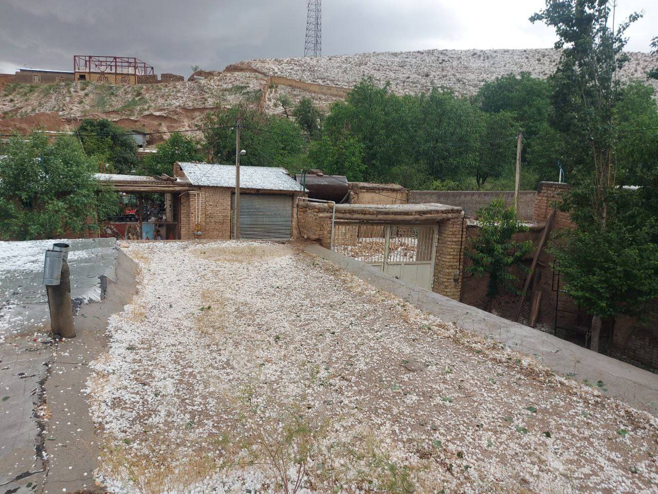بارش تگرگ در روستا
