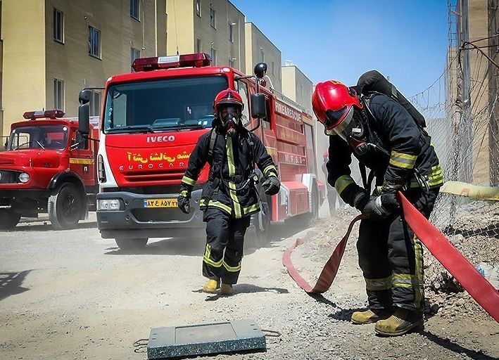 آتش سوزی مجتمع مسکونی ۳۶ واحدی زیتون قزوین/ آتش نشانان ۴۰ نفر را نجات دادند