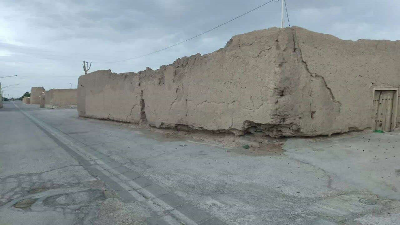 خطر ریزش ساختمان های قدیمی واقع در محله تودشکچویه شهر تودشک