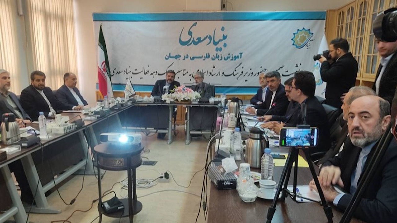 بزرگ‌ترین خدشه به فرهنگ از طریق زبان است