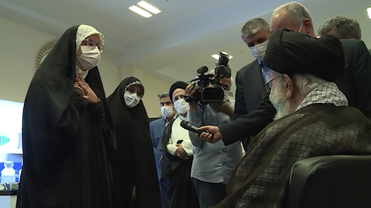 بازدید رهبر انقلاب از نمایشگاه دستاوردهای صنعت هسته‌ای + فیلم