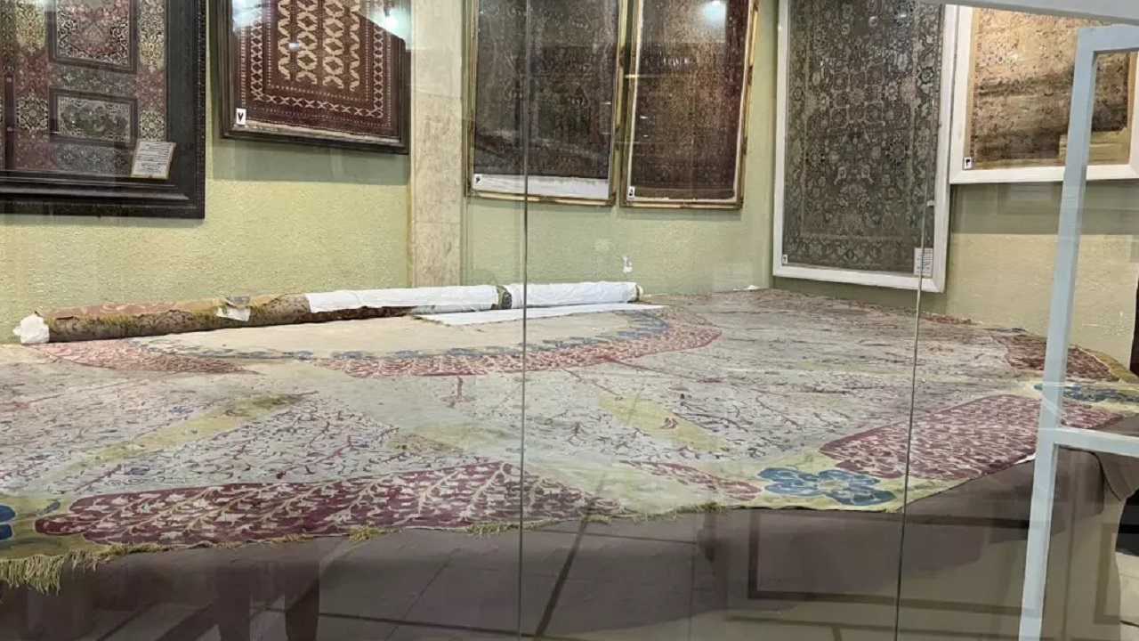 نمایش یکی از عجایب هفتگانه فرش جهان در موزه حرم حضرت معصومه(س)