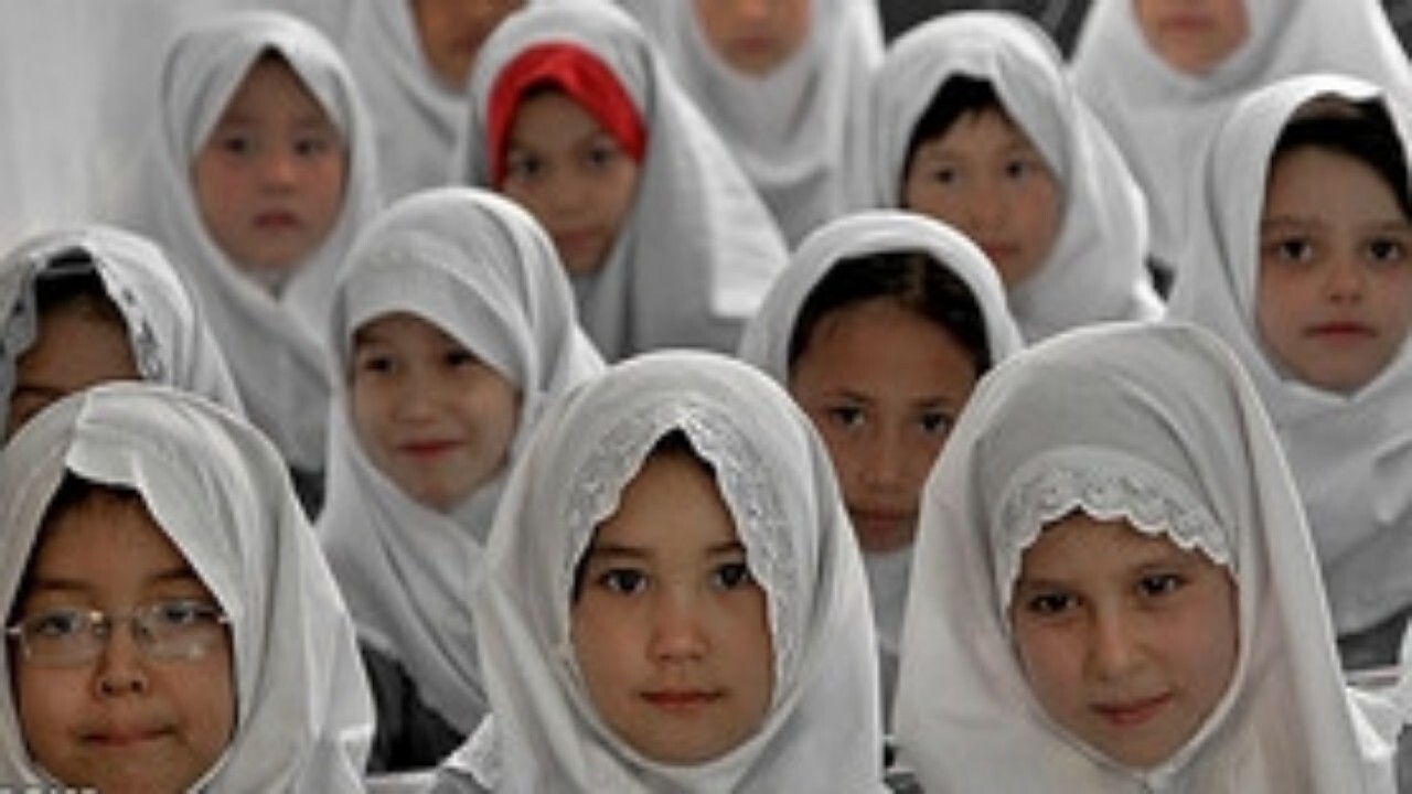 دانش آموزان خارجی دارای اسناد هویتی ناقص نام نویسی می‌شوند + فیلم
