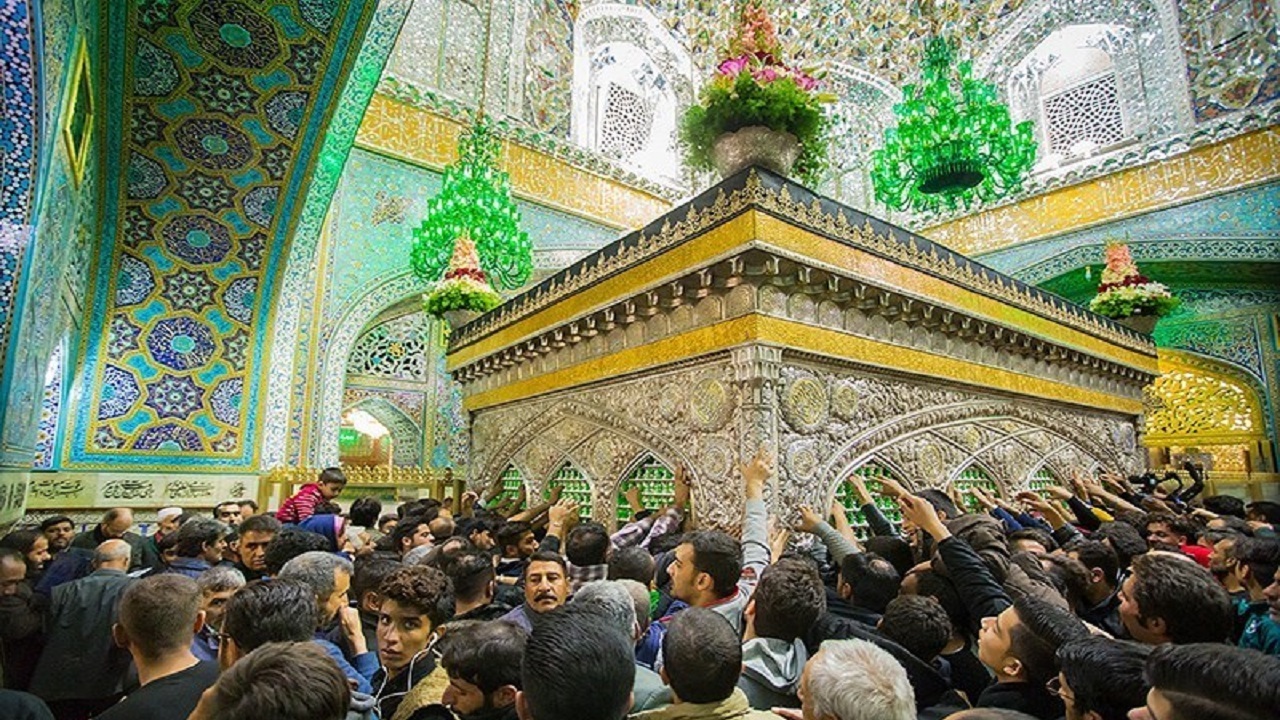 حضور زائران در حرم امام رضا (ع) به مناسبت ایام زیارتی مخصوص