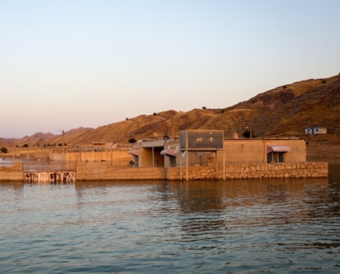 ساختمان‌های زیر آب رفته در روستای تلخاب مسجدسلیمان قدیمی نیستند