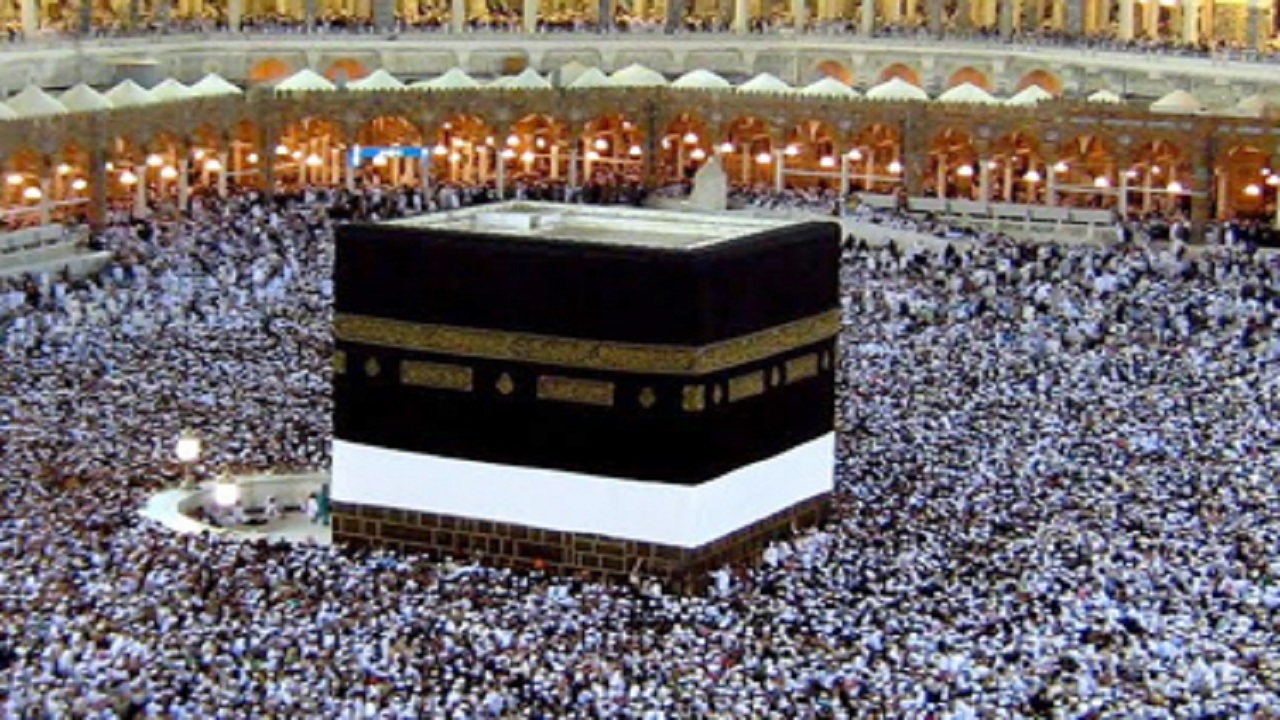 مناجات با امام زمان (عج) حین طواف به دور خانه خدا + فیلم