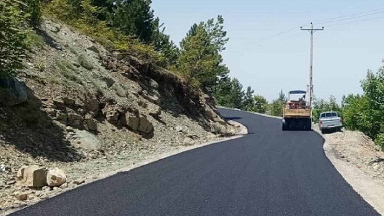 آسفالت راه های کوهستانی درازنو و رادکان کردکوی درحال اجراست