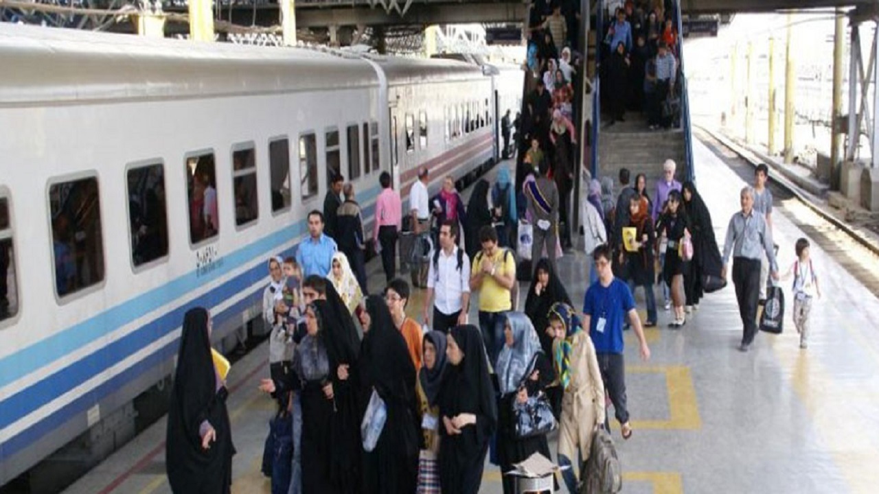 آزرده خاطر شدن مسافران از مشکلات حاکم در قطار تهران هشتگرد + فیلم