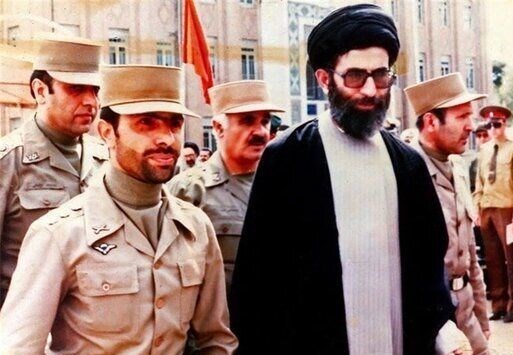 شهید صیاد شیرازی در کنار رهبر انقلاب