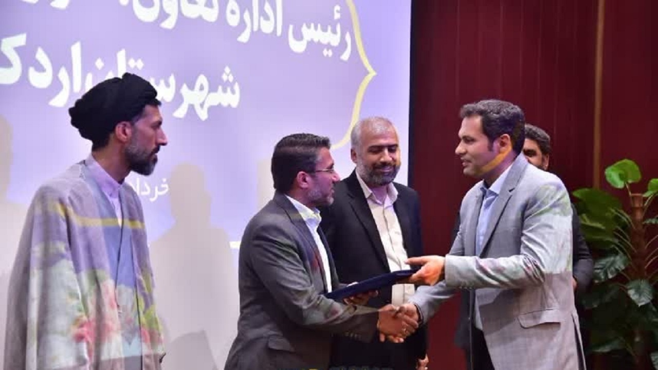 مسئولان جامعه را درگیر مسائل غیر اصلی نکنند