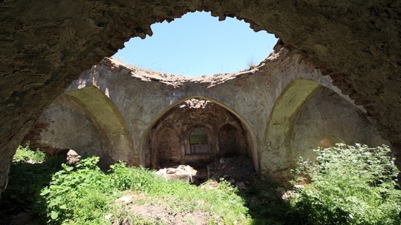 حمام تاریخی روستای دِرَو استان اردبیل در آستانه تخریب + فیلم