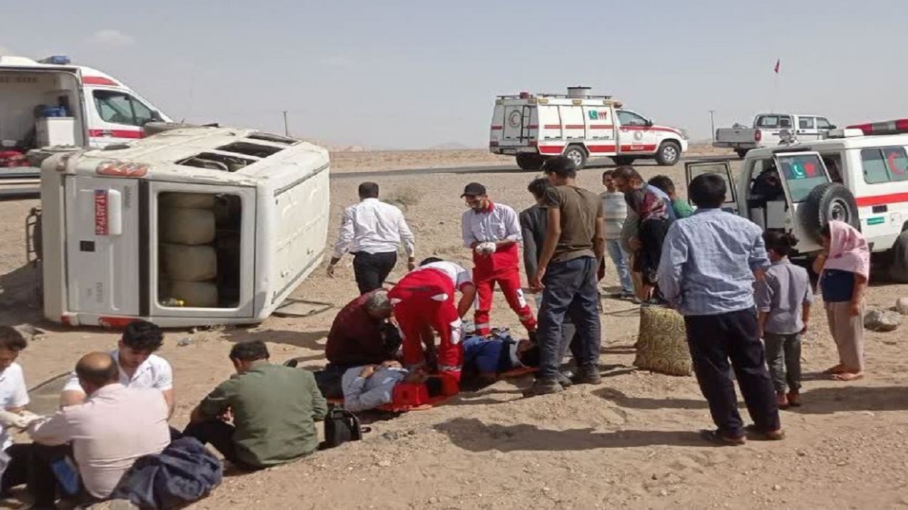 ۱۱ مصدوم در واژگونی خودروی دانشگاه علوم پزشکی