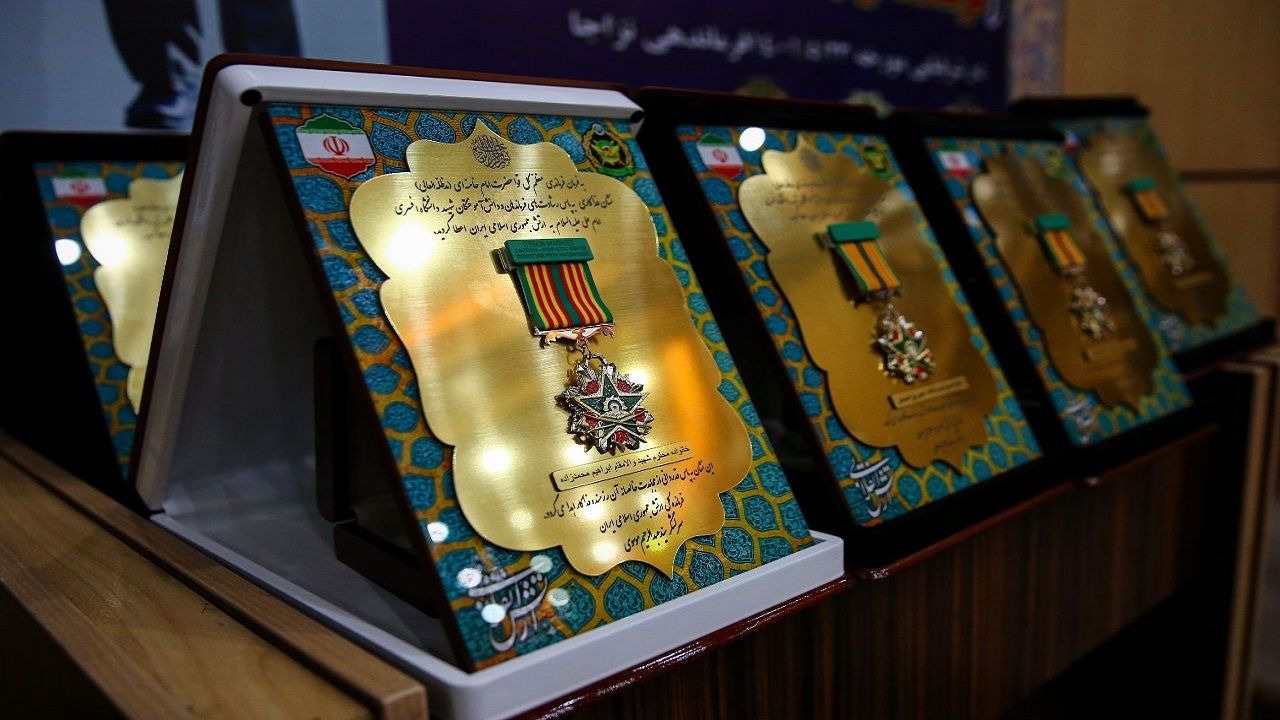 آیین اهدای نشان فداکاری به امیر سرتیپ هاشمی و شهدای گردان ۲۲ بهمن